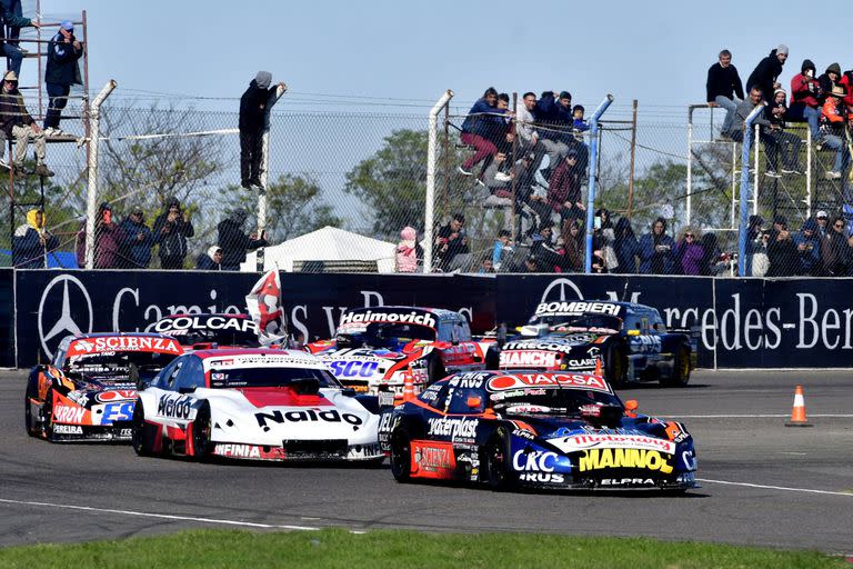  Santiago Mangoni a la cabeza de la carrera con Chevrolet: el balcarceño dominó los embates de Matías Rossi (Toyota) y después controló a Valentín Aguirre (Dodge)