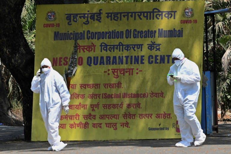 Des soignants dans un centre de quarantaine pour le Covid-19 à Bombay, en Inde, le 5 avril 2021 - Indranil MUKHERJEE © 2019 AFP