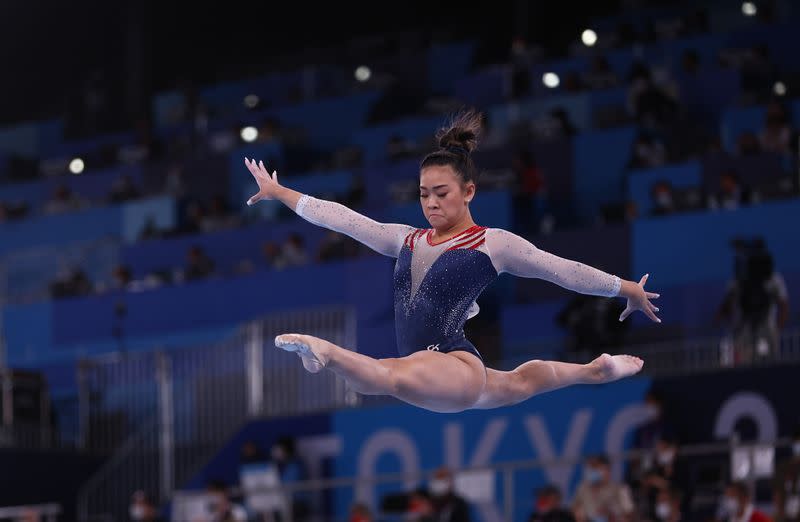 Foto del jueves de la estadounidense Sunisa Lee durante la final de la prueba del all-around en los Juegos de Tokio.