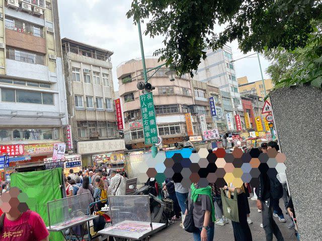 原po逛寧夏夜市時，發現有一攤位將近40幾人排隊。（圖／翻攝自PTT）