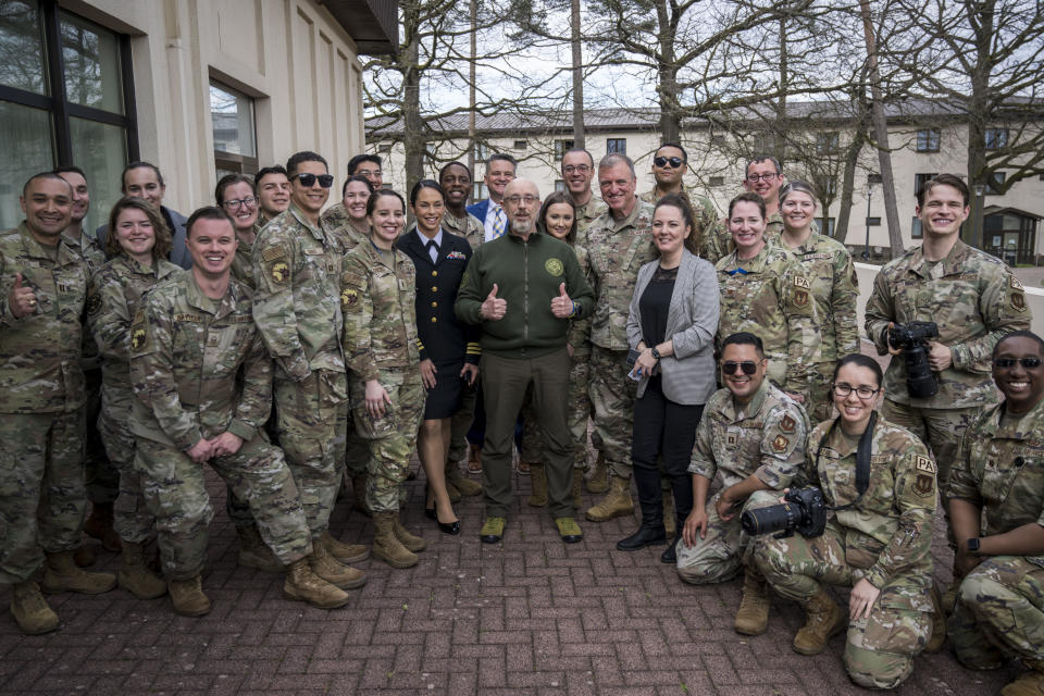 Oleksii Reznikov with U.S. soldiers 