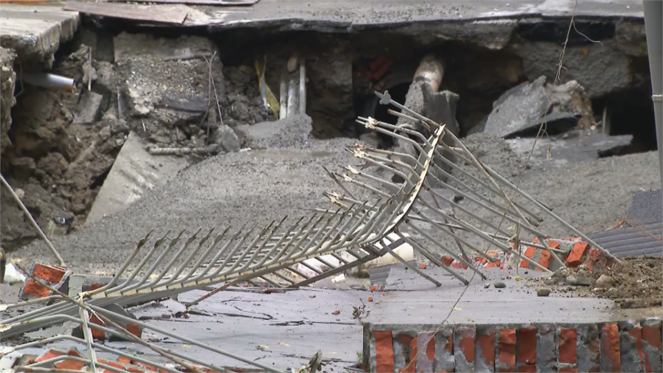 新北市永和區文化路巷內一處建築工地，施工時不慎挖破瓦斯管線，造成路基塌陷5公尺以上。（圖／民視新聞）