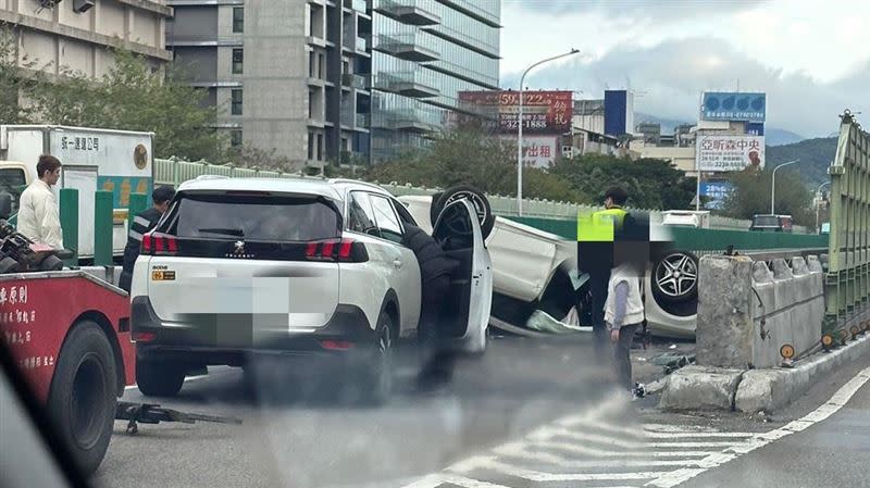 建國高架上1轎車翻覆橫躺在路中。（圖／翻攝畫面）