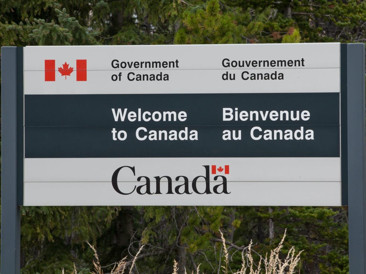 Welcome to Canada sign