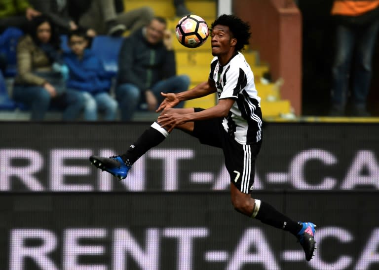 Juventus' forward Juan Cuadrado controls the ball on March 19, 2017 at the Luigi Ferraris stadium in Genova