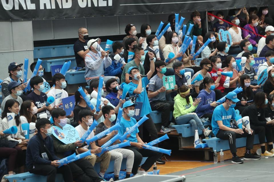 
企業16年甲級男女排球聯賽挑戰賽冠軍戰1日在台大體
育館舉行，球迷們進場為支持的球隊加油打氣。
中央社
