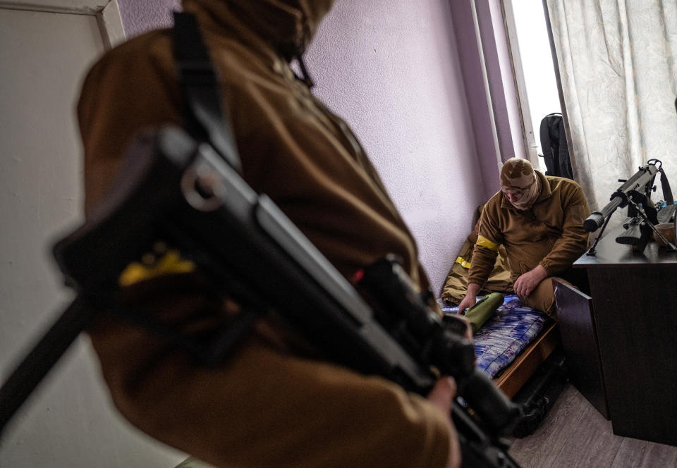Un francotirador ucraniano prepara su rifle donado por Estados Unidos en Kiev, Ucrania, el 5 de marzo de 2022. (Lynsey Addario/The New York Times)