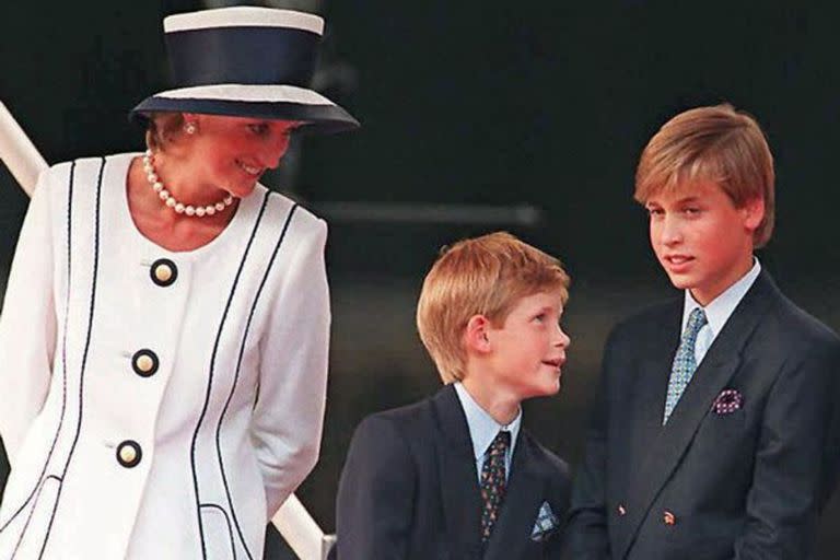 Lady Diana Spencer junto a sus dos hijos, Harry y William, que hoy en día han congelado sus relaciones (Mirror/)