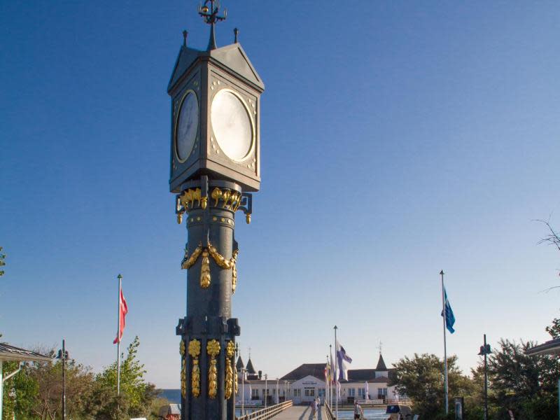 Kurz hinter dem historischen Uhrturm beginnt Ahlbecks Seebrücke - sie ist ein echter Hingucker und das beliebteste Fotomotiv des Seebads. Foto: Usedom Tourismus/Andreas Dumke