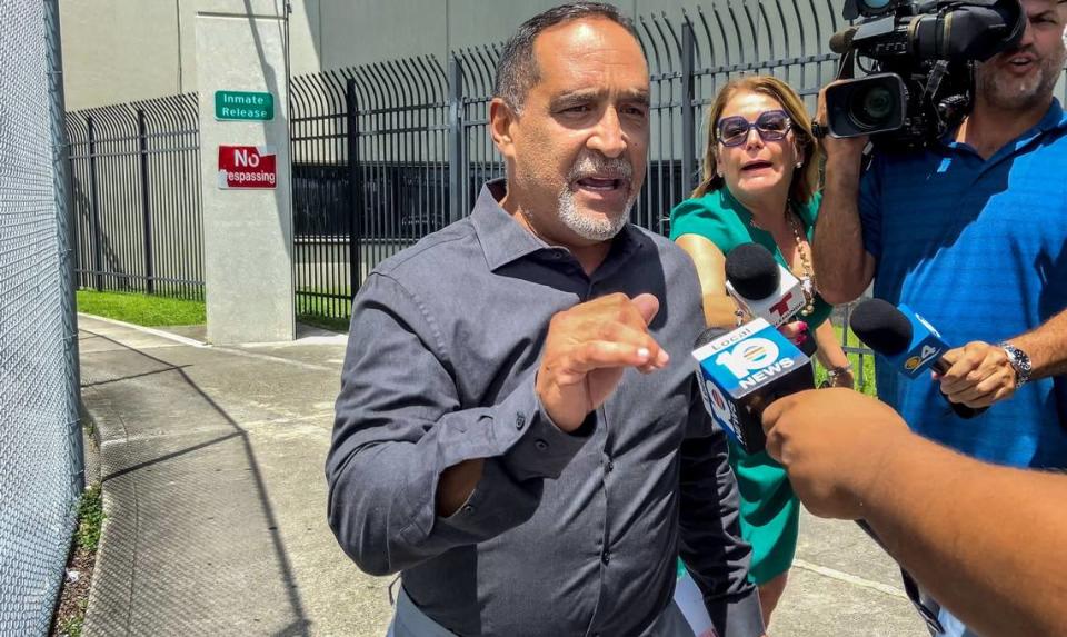 El comisionado de Miami-Dade Joe Martínez habla brevemente con los medios de comunicación al salir salr del Turner Guilford Knight Correctional Center de Miami-Dade en Doral, el martes 30 de agosto de 2022 por la tarde.