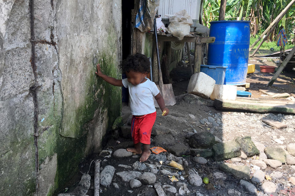 Un niño afuera de una vivienda en una de las haciendas de Furukawa