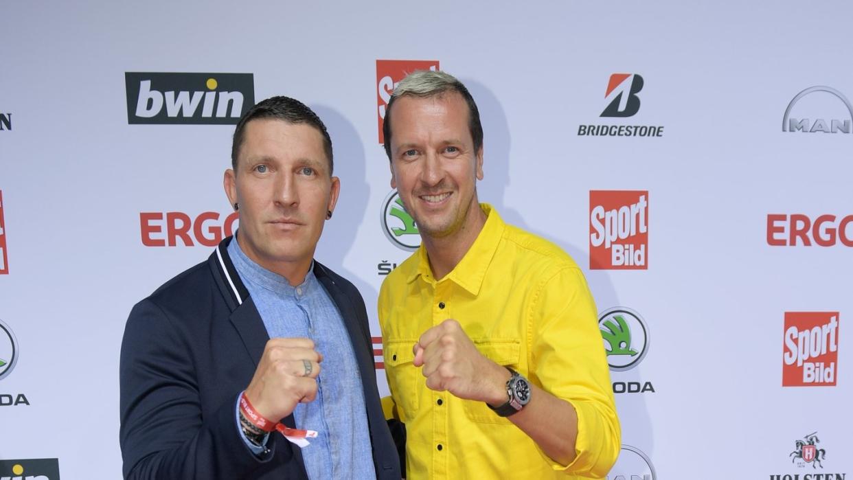 Ex-Handballer auf dem roten Teppich: Stefan Kretzschmar (l) und Pascal Hens beim «Sport Bild»-Award. Foto: Axel Heimken