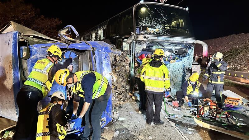 消防人員到場救援受困車內的貨車駕駛。（圖／翻攝畫面）