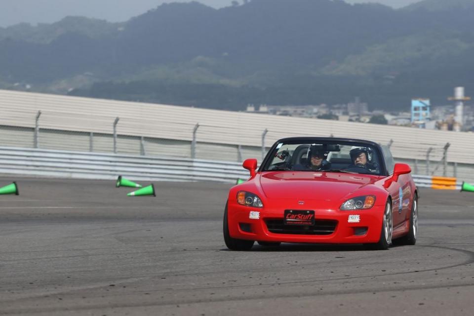 honda-s2000-ap1-treeaction