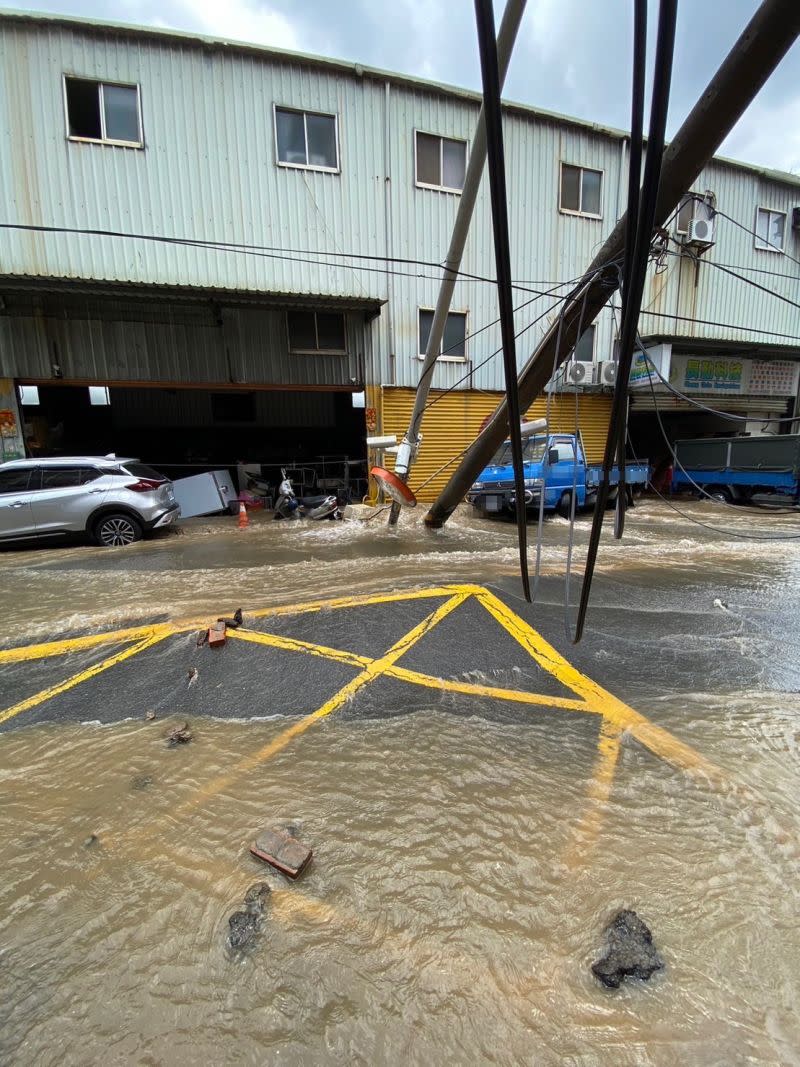 ▲新北市新莊區瓊林路，稍早自來水管線發生爆破，導致路面流出大量自來水，現場宛如中國的「黃河」，這起意外連帶導致電線桿倒塌。（圖／翻攝畫面）