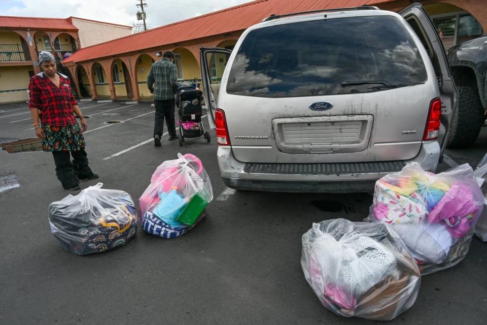 Tanika Williams, de 38 años, se dispone a cargar las pertenencias de su familia que los trabajadores del The Greens Hotel habían metido en bolsas y encerrado en su habitación el 15 de febrero. Después de que la policía escoltara a la familia fuera del recinto la noche anterior, les dieron un cupón para una noche en un Motel 6. Volvieron a la mañana siguiente para recuperar sus cosas.