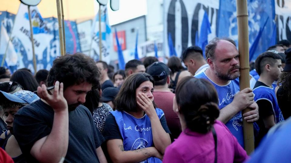 Betretene Gesichter bei den Anhängern der Unión por la Patria. Sie hatten bis zum Schluss auf eine Kehrtwende gehofft. (Bild: Matias Delacroix/AP)