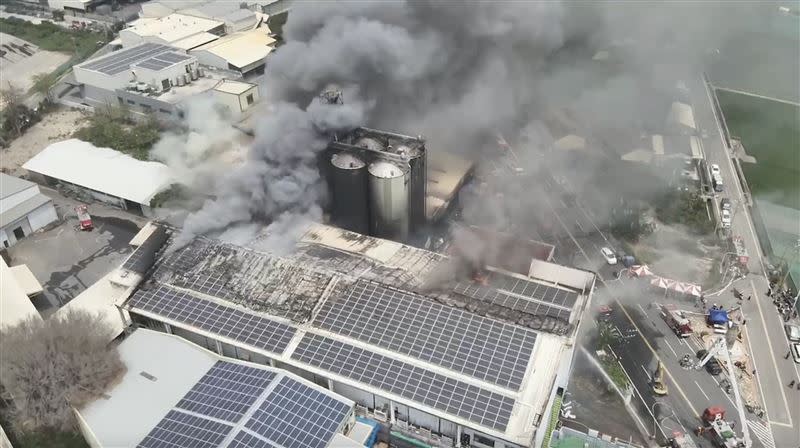 雲林碾米廠狂燒6小時。（圖／翻攝畫面）