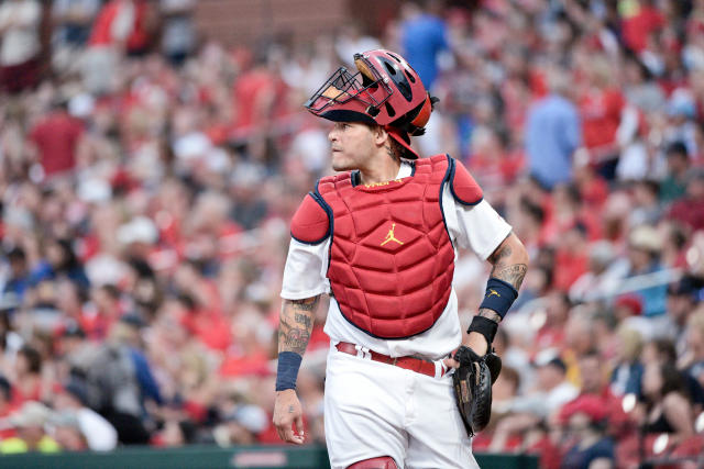 There are holes in Yadier Molina's conspiracy theory that MLB stopped his  NL-record 10th Gold Glove