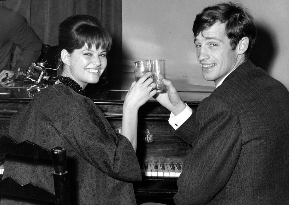 ARCHIVO – En esta fotografía del 3 de noviembre de 1960 el actor francés Jean-Paul Belmondo, derecha, y la actriz italiana Claudia Cardinale en un coctel de la Asociación de Prensa Extranjera en Roma. El astro de la Nueva Ola francesa Jean-Paul Belmondo ha muerto, informó la oficina de su abogado el 6 de septiembre de 2021. (Foto AP/Mario Torrisi, archivo)