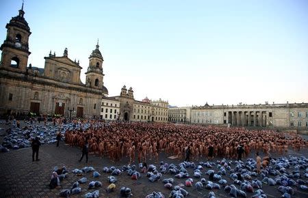 Naked volunteers pose for U.S. artist Spencer Tunick at Bolivar Square in Bogota,Colombia. June 5,2016. REUTERS/John Vizcaino