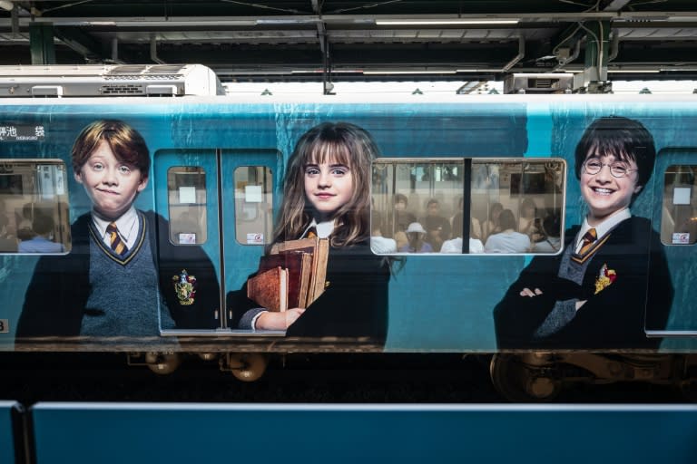 Un tren decorado con los protagonistas de la versión cinematográfica del mago Harry Potter, fotografiado en la estación de Nerima, en Tokio, el 16 de junio de 2023 (Yuichi Yamazaki)