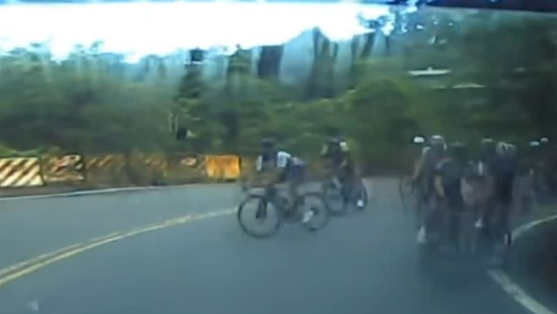 行經過彎處時，一群自行車手逆向而上，佔據他的車道，讓他立刻急煞差點撞上。(圖/翻攝自爆料公社)
