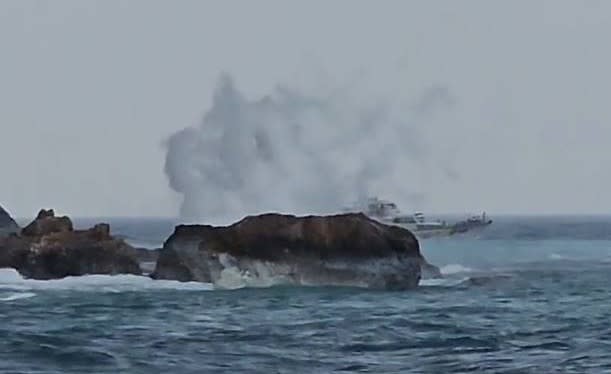 頭城賞鯨船遊客四日上午在龜首海域目睹噴出大量白色磺煙。（簡逢均提供）