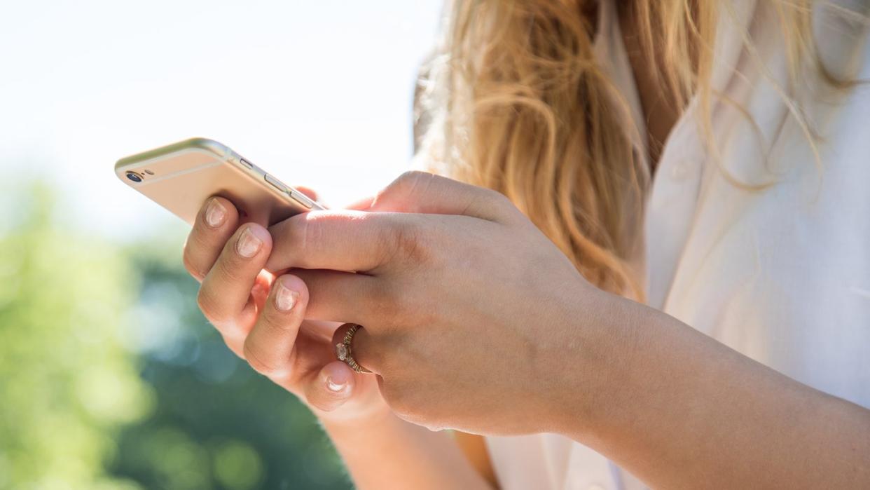 Lieber mit dem Körper Schatten spenden: Lange direkte Sonneneinstrahlung tut dem Smartphone nicht gut.