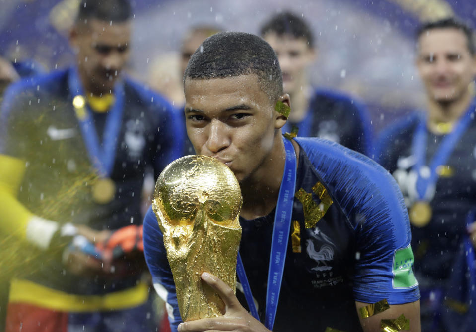 ARCHIVO - El francés Kylian Mbappé besa el trofeo de la Copa Mundial tras la victoria ante Croacia en la final, el domingo 15 de julio de 2018, en Moscú. (AP Foto/Matthias Schrader)