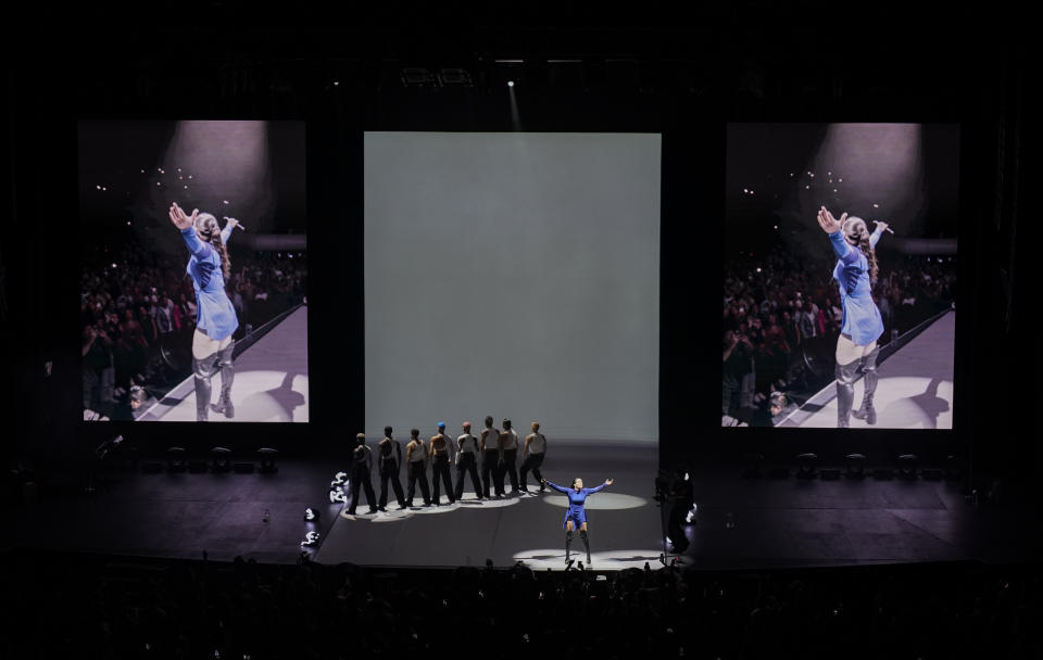 La cantante española Rosalía durante el primer concierto de su gira mundial Motomami en el Auditorio Nacional de la Ciudad de México el domingo 14 de agosto de 2022. (Foto AP/Eduardo Verdugo)