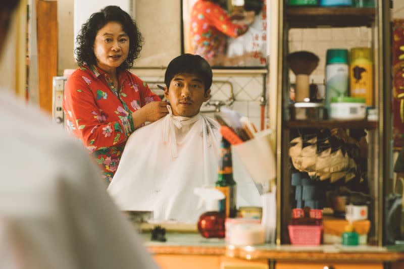 ▲陸小芬在《本日公休》飾演理髮師（左），親自幫前女婿傅孟柏剪髮。（圖／威視電影提供）