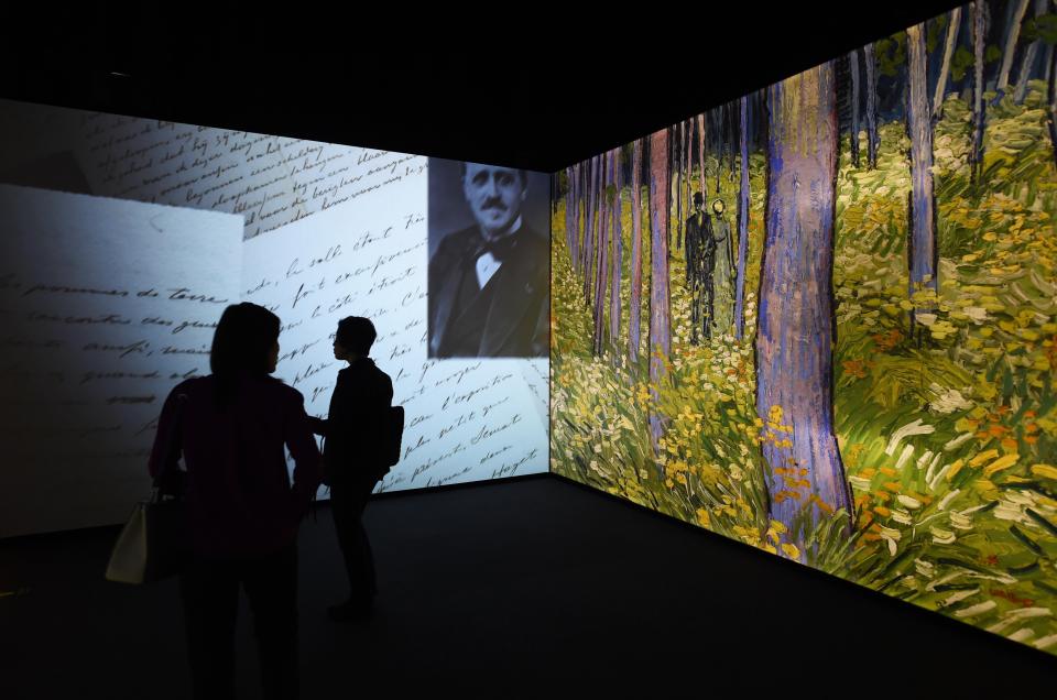 Visitors walk through an exhibition about the life and works of Dutch painter Vincent van Gogh, in Beijing on June 16, 2016. The exhibition, titled "Meet Vincent van Gogh," was created by the Van Gogh Museum and had its global launch in Beijing on June 15. Featuring reproductions of his work and recreations of scenes he painted, the exhibition is scheduled to tour cities across Greater China over the next five years.&nbsp;