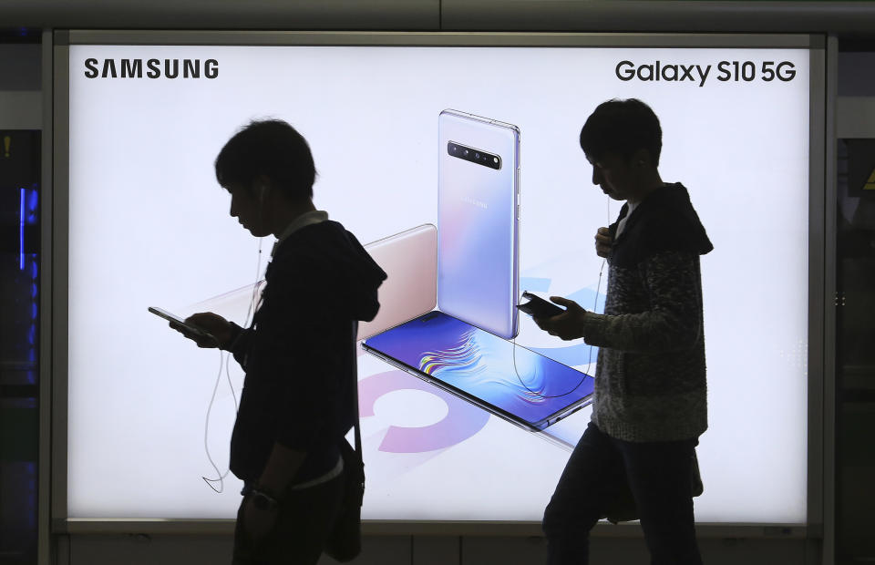 La gran dominadora del mercado mundial de teléfonos móviles sigue siendo la coreana Samsung, que acapara el 23% del mercado internacional y fabricó 75,1 millones de terminales en el segundo trimestre de 2019. Su nivel de producción en el mismo período de 2018 fue de 70,8 millones de <em>smartphones</em> con una cuota de mercado del 21%. En estos 12 meses ha crecido un 6%. (Foto: Ahn Young-joon / AP).