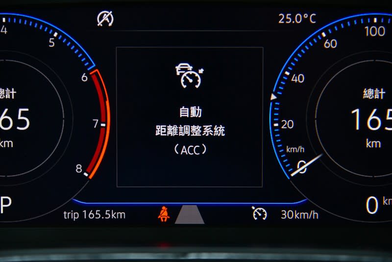 Polo 230TSI Confortline試駕車更選配了10.25吋數位儀錶、前方安全輔助系統(FA、ACC、AEB)以及大面積天窗