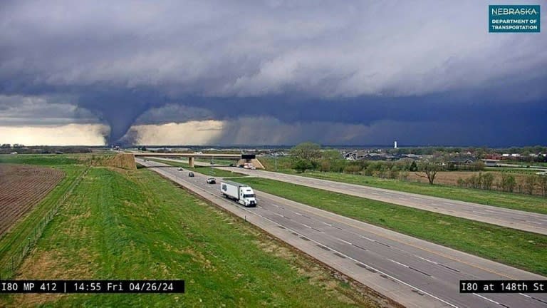 Une tornade filmée par une caméra de surveillance sur une autoroute près de Waverly, dans le Nebraska, le 26 avril 2024 (Handout)