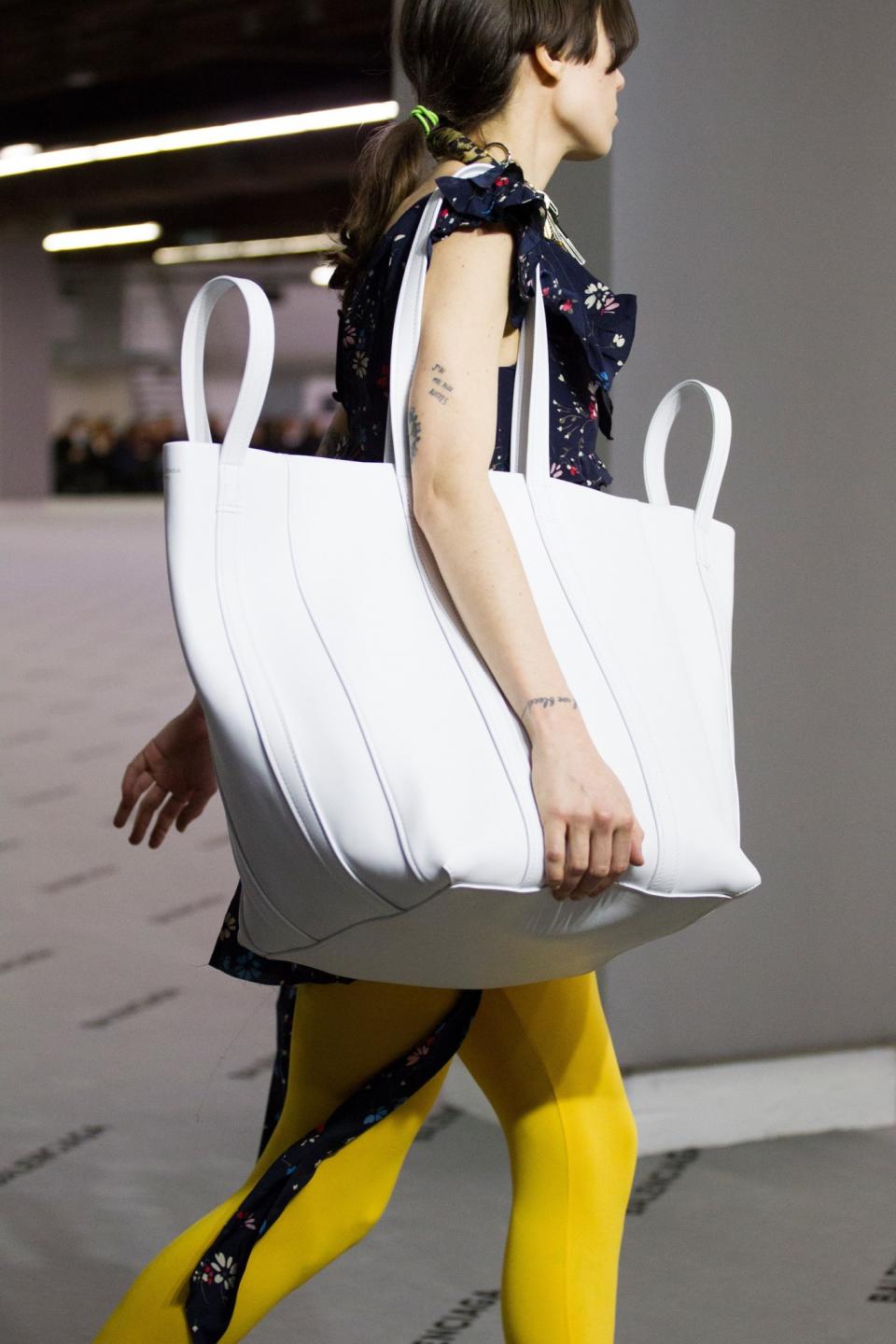 <p>A model walks the runway at Balenciaga’s fall 2017 show in Paris. (Photo: ImaxTree) </p>