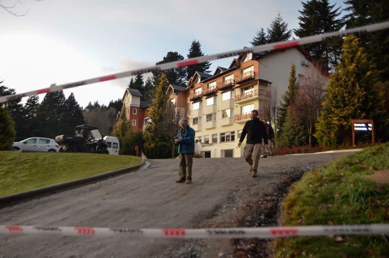 Al menos un muerto y tres heridos por un alud que entró al hotel Villa Huinid en Bariloche