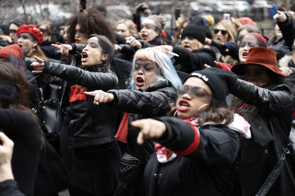 Mujeres inspiradas en el grupo feminista chileno Las Tesis protestaron con cánticos frente al Tribunal Penal de la Ciudad de Nueva York durante el juicio por los delitos sexuales de Harvey Weinstein (Foto: John Lamparski / Echoes Wire / Barcroft Media a través de Getty Images).