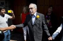 Gabriel García Márquez saluda a admiradores y periodistas fuera de su casa el día de su cumpleaños 87 en una fotografía del 6 de marzo de 2014. Premio Nobel colombiano falleció en Ciudad de México, el jueves 17 de abril de 2014. (Foto AP/Eduardo Verdugo)