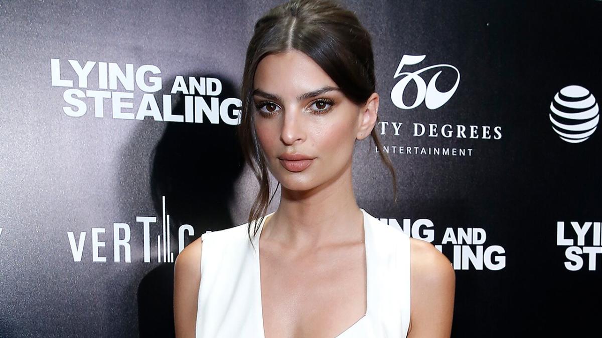 Emily Ratajkowski Poses Nude At 20 Weeks Pregnant Getting To Know My New Body 