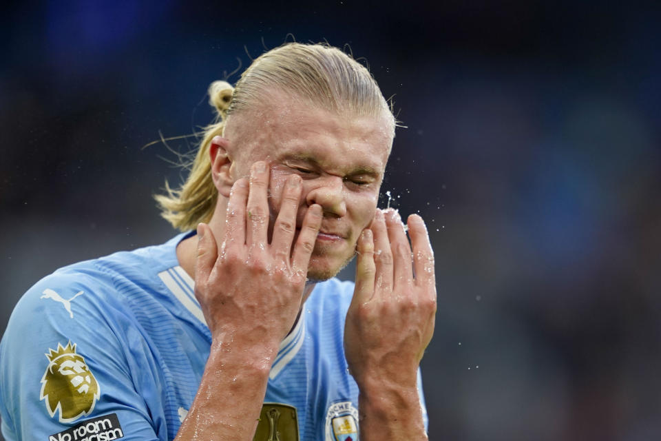 Manchester City's Erling Haaland refreshes himself during the English Premier League soccer match between Manchester City and Arsenal at the Etihad stadium in Manchester, England, Sunday, March 31, 2024. (AP Photo/Dave Thompson)