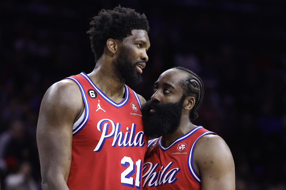 Joel Embiid（圖左）與James Harden。（Photo by Tim Nwachukwu/Getty Images）