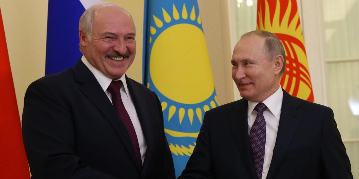 Russian President Vladimir Putin (R) greets Belarussian President Alexander Lukashenko (L) during the welcoming ceremony in Saint Petersburg, Russia, December 20, 2019.