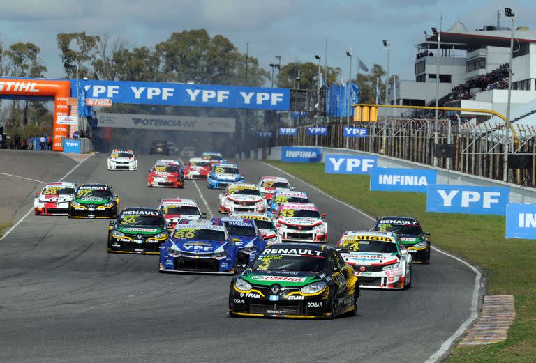 Leonel Pernía (Renault Fluence) saca la primera diferencia en la largada; el Tanito volvió a ganar, como en 2019, la emblemática carrera del Súper TC2000