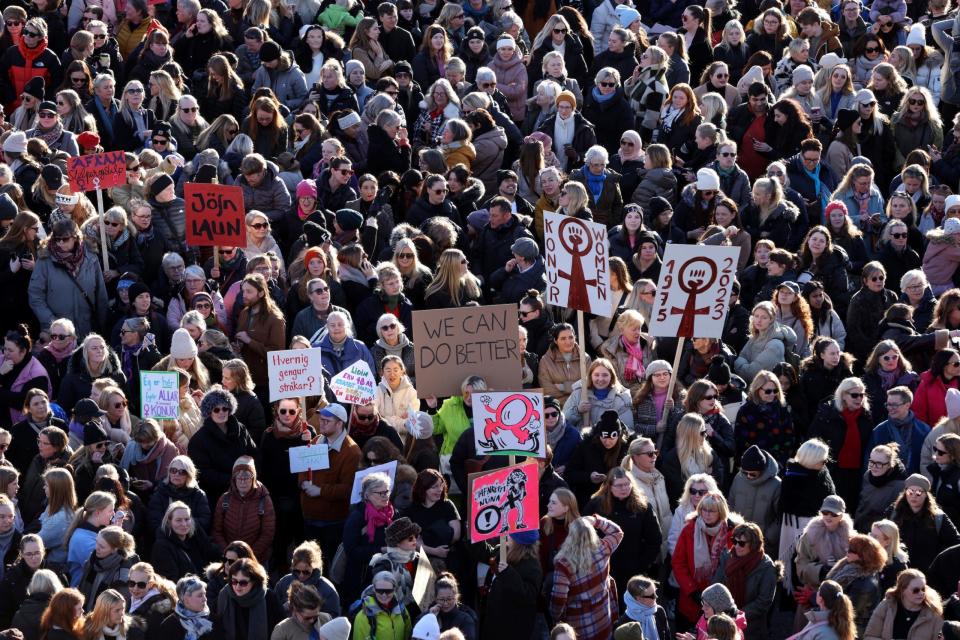 Menschen in Island während des Streiks in Reykjavik im Oktober 2023. - Copyright: Arni Torfason/AP Photo