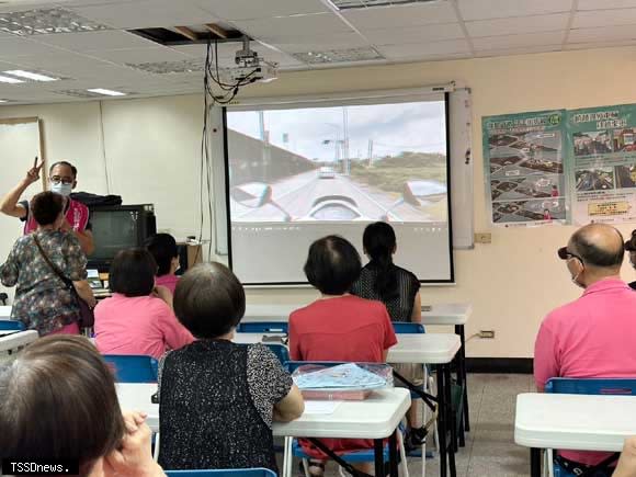 交通安全宣導關懷高齡者用路安全，圖為板橋區松江社區發展協會高齡宣導。（圖：臺北區監理所提供）