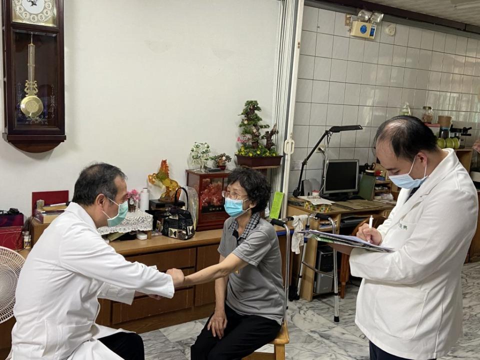 台中慈院中醫部主任黃仲諄（左）幫病患把脈。 （記者徐義雄翻攝）