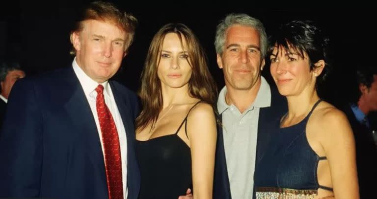 Ghislaine Maxwell (extremo derecha) junto a Epstein y Donald Trump (izquierda).