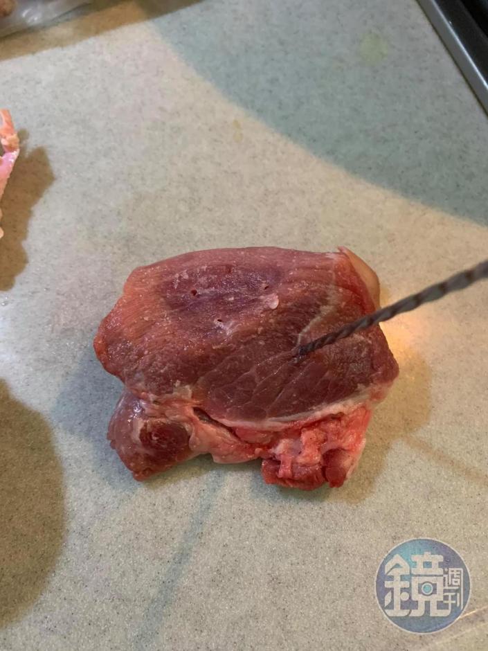 豬腳肉不易入味，要用鐵籤先戳一戳。